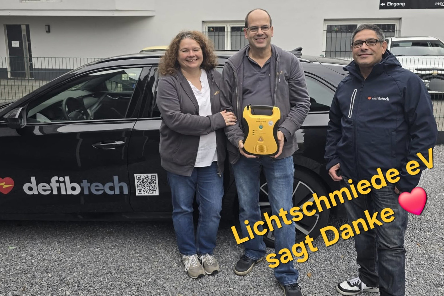 Matthias Sander übergibt Olaf einen AED