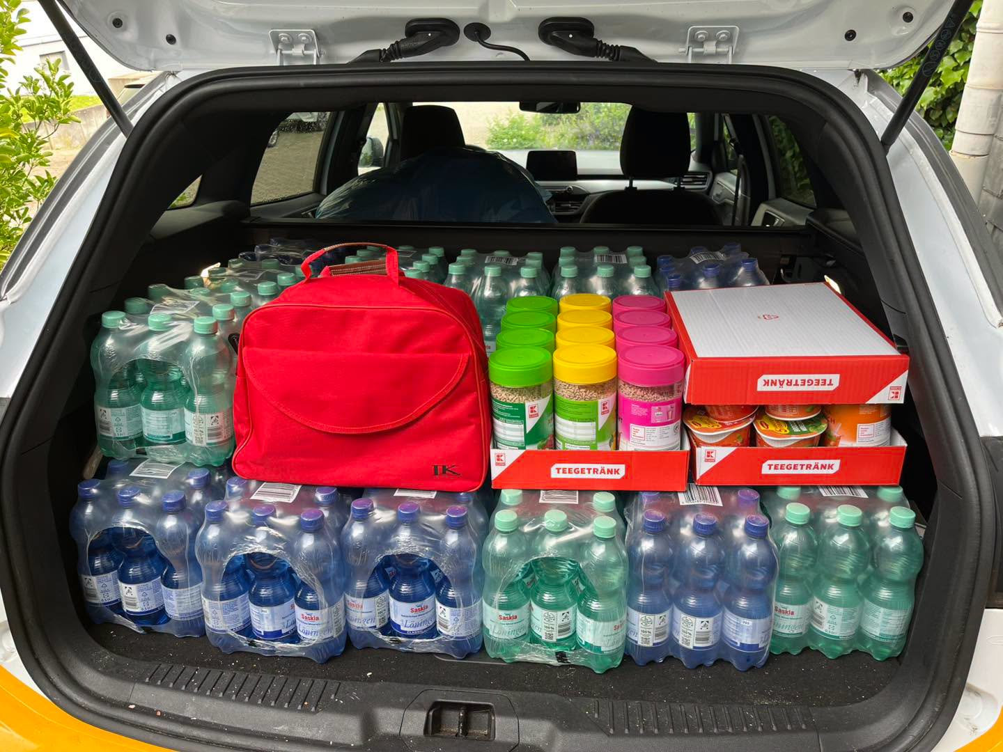 Ein Kofferraum voller Wasserspenden