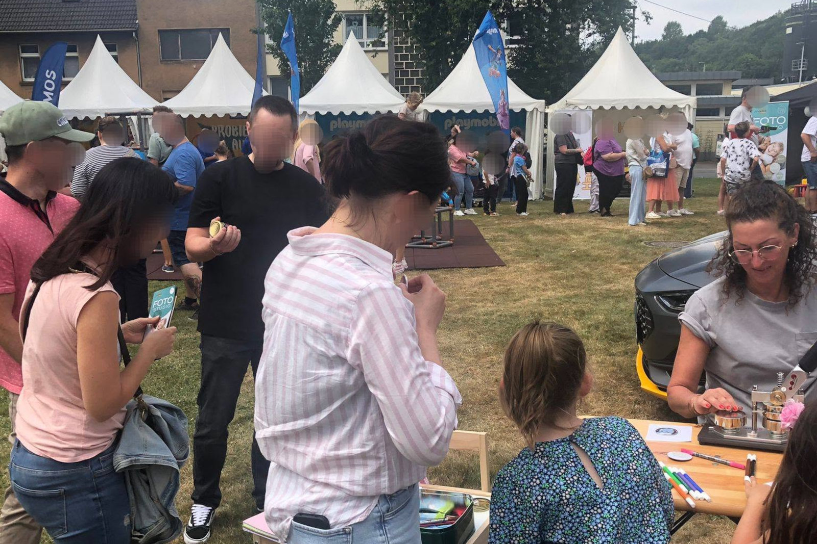 Besucher am Lichtschmiede Stand