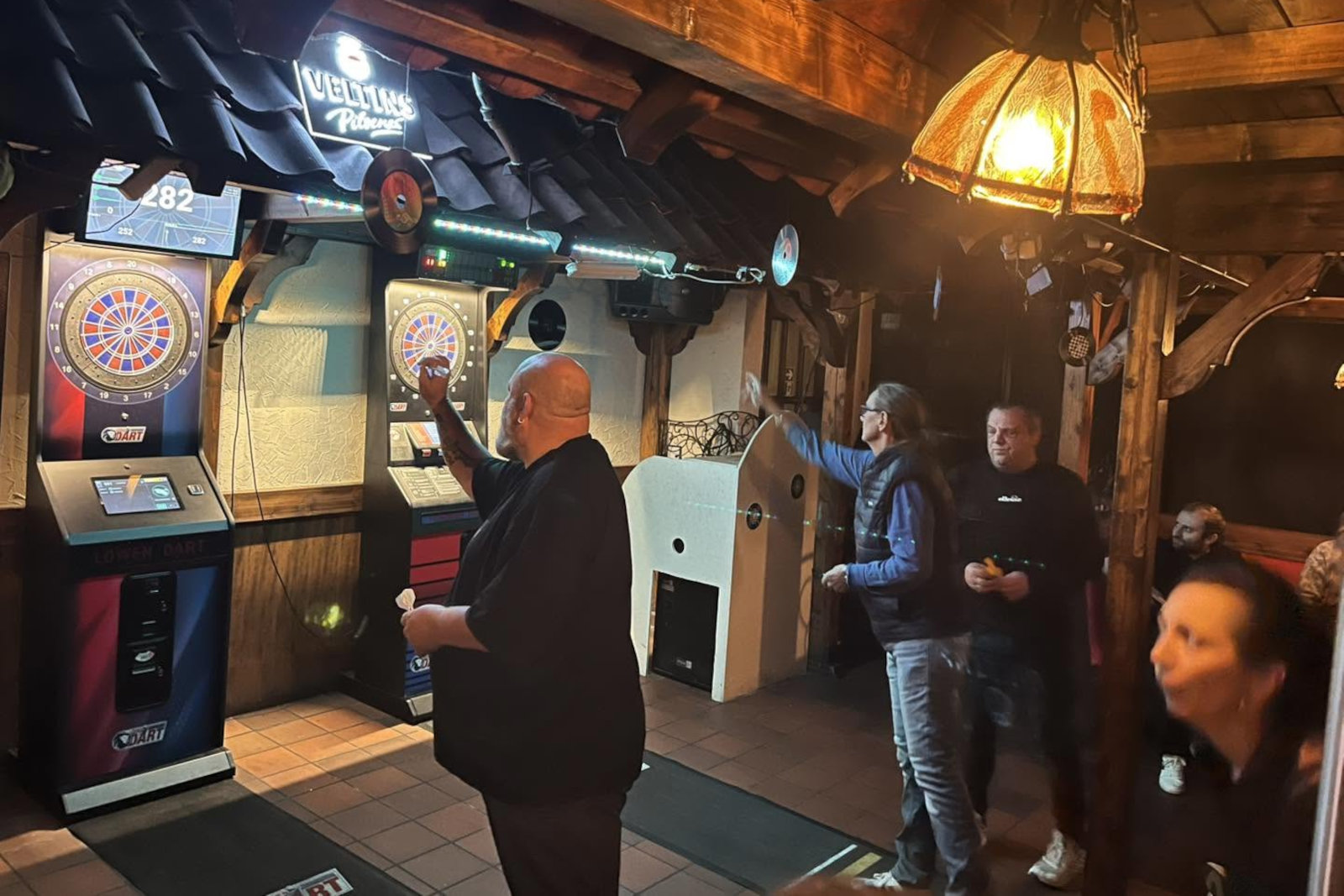 Erbitterte Zweikämpfe am Dartautomaten