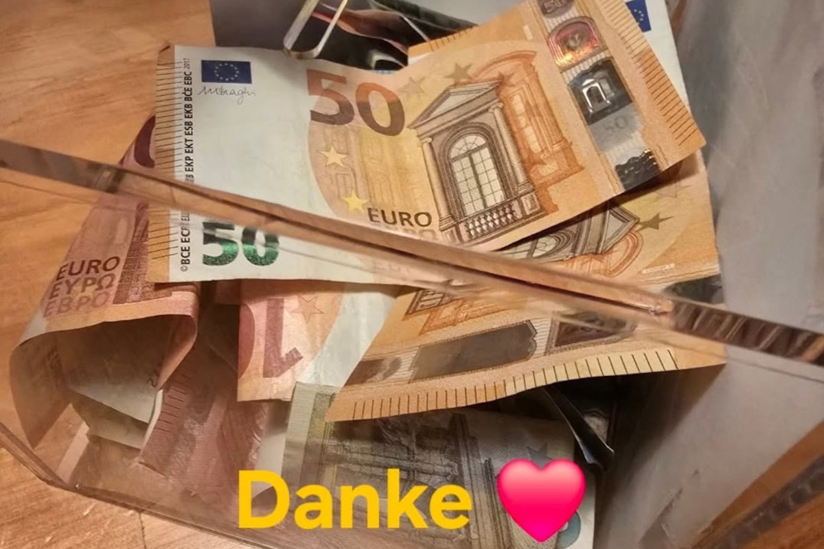 Gut gefüllte Spendenbox