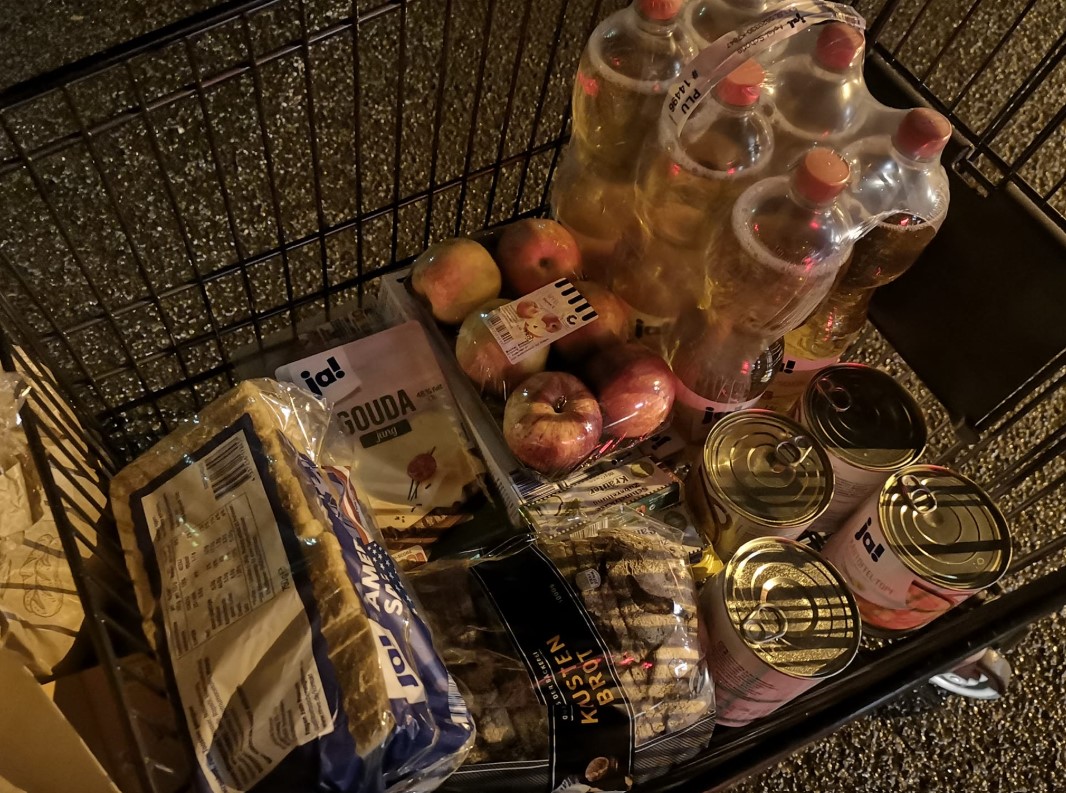 Mit Lebensmitteln gefüllter Einkaufswagen