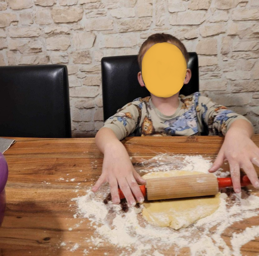 Ein Kind beim Backen