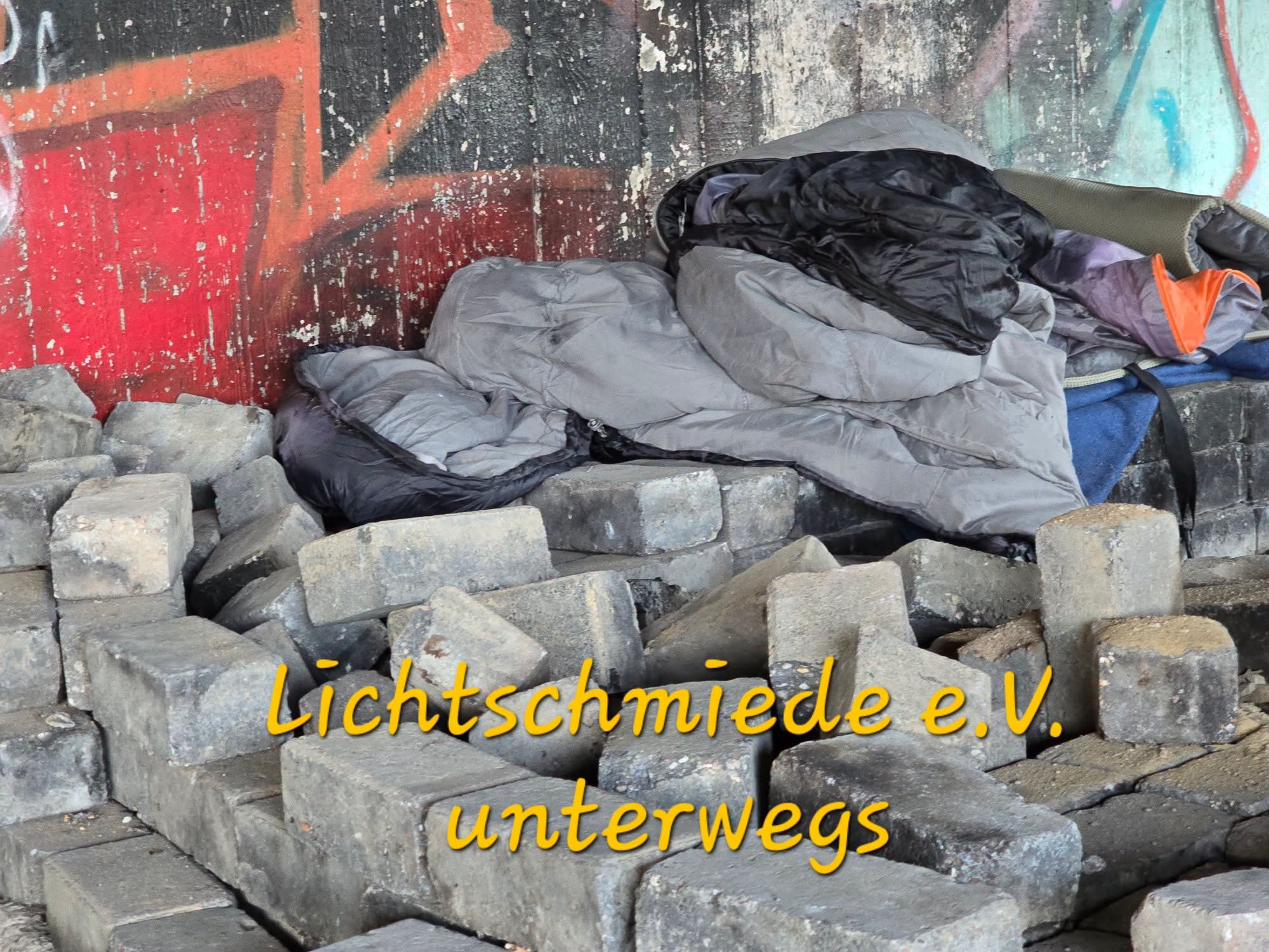 Ein Bett auf Steinen