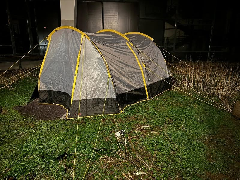 Ein großes Zelt, das einem obdachlosen Menschen als Wohnung dient